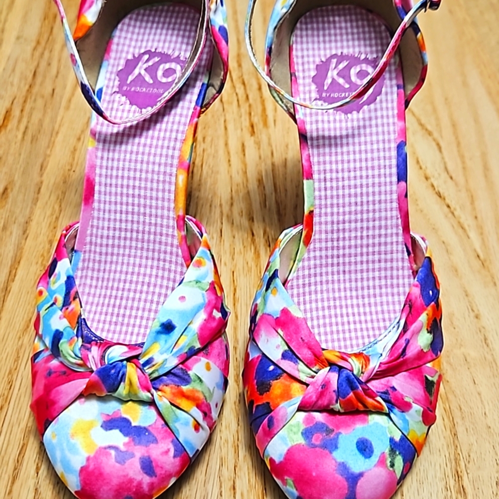 Trade or make offer on Floral multicolored closed toed heel.